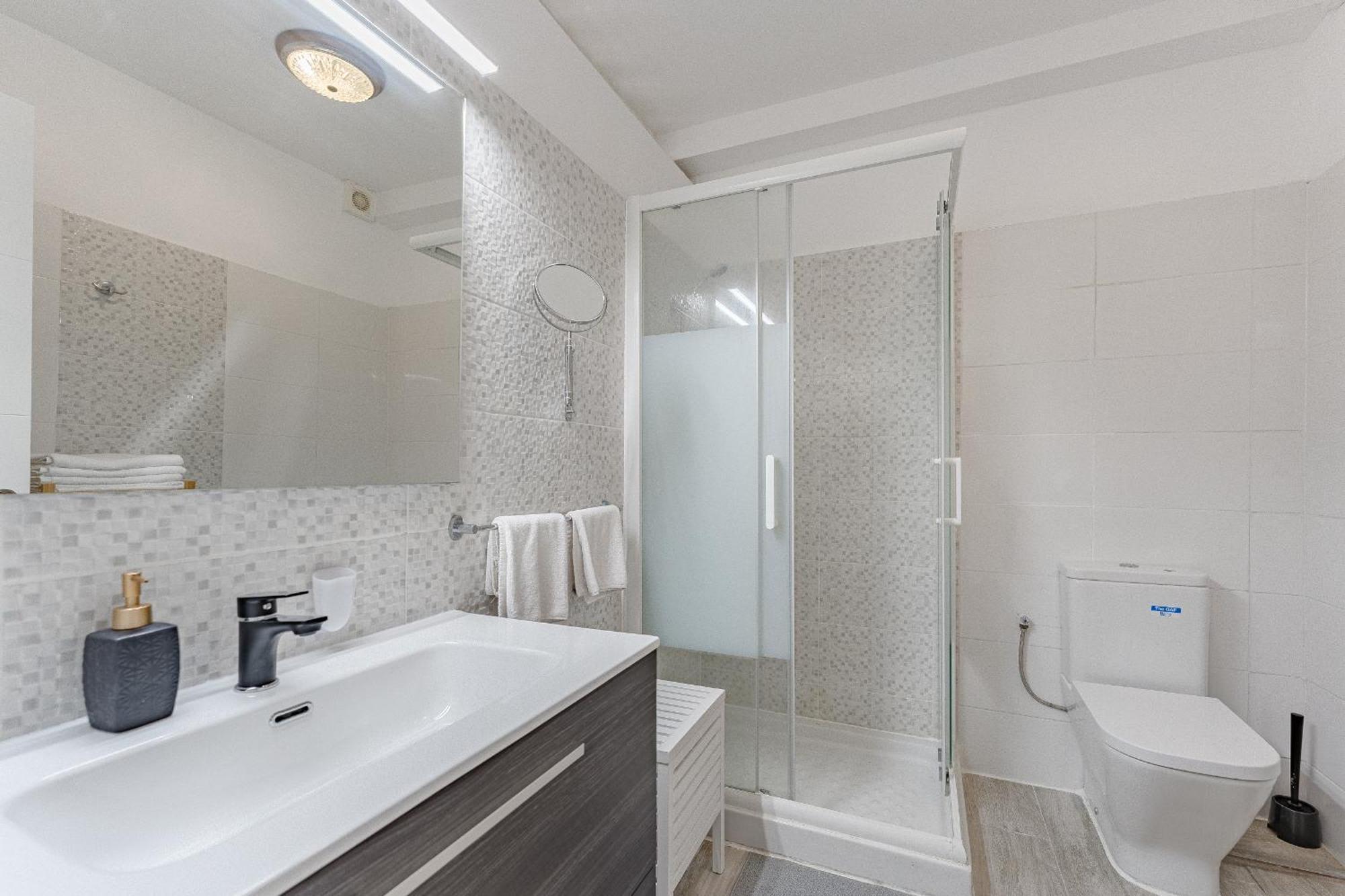 ארונה Primavera Tranquil Retreat 2-Bedroom Apartment With Balcony, Garden View & Fiber Wifi מראה חיצוני תמונה